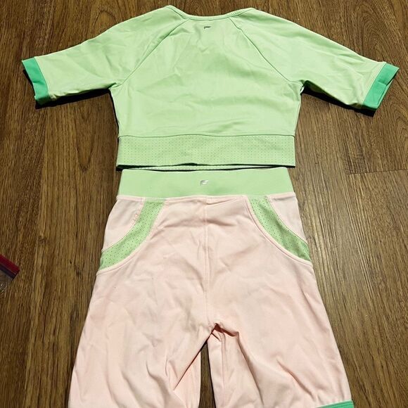 Fabletics High-Waisted Motion365® Color Block Shorts and crop top set - Picture 6 of 13